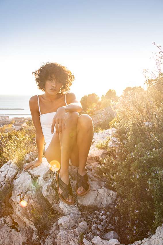 Femme sur la plage ensoleillée